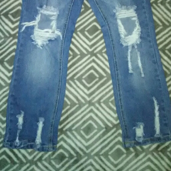 SOLD Ripped Capris - Picture 3 of 4